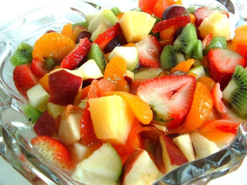 Salada de frutas na travessa